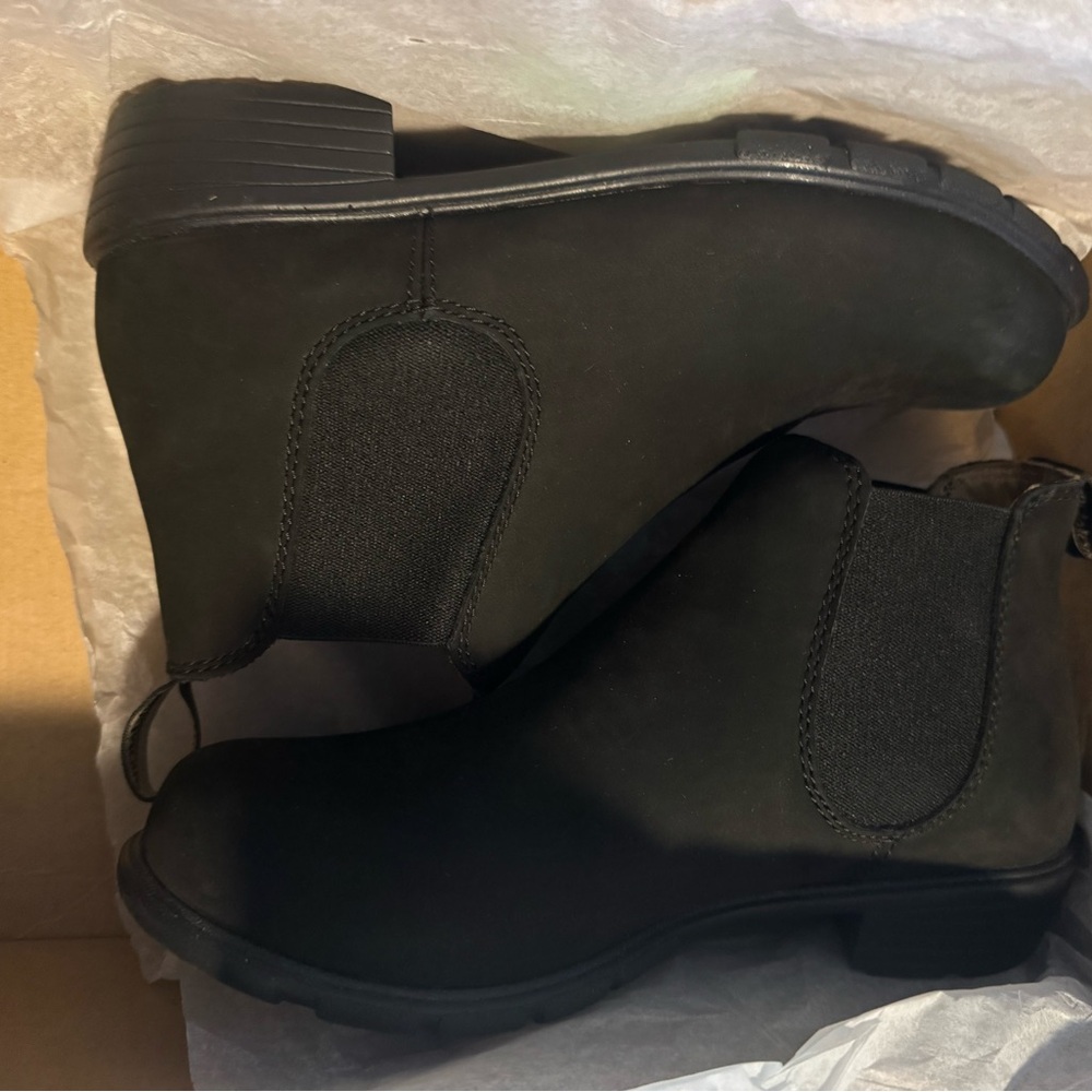 Blundstone 1977- Low Heel Short Boot - New in Box